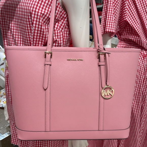 MICHAEL KORS
Jet Set Travel Lg Top Zip Shoulder Tote Saffiano Leather
Carnation - Picture 3 of 16